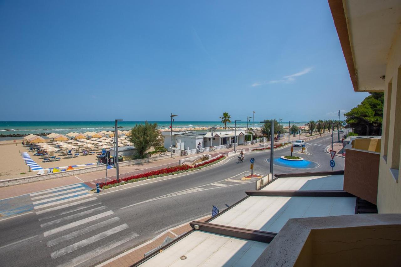 Palm Beach House - Vista Mare Montesilvano Marina Eksteriør billede